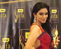 Asin  Thottumkal with her Best Female Debut award 